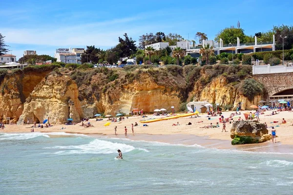 Turister som är avkopplande på Praia da Batata beach, Lagos, Portugal. — Stockfoto