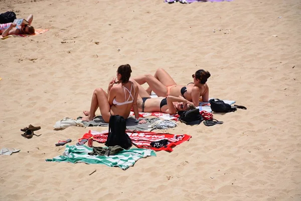 Turisták pihentető Praia da Batata beach, Lagos, Portugália. — Stock Fotó