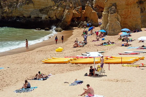 Turistas relajándose en la playa de Praia da Batata, Lagos, Portugal . —  Fotos de Stock