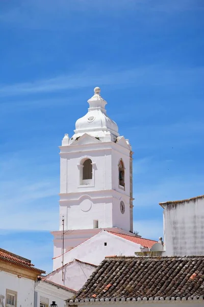 Pohled na Santo Antonio kostelní zvonice na starém městě, Lagos, Portugalsko. — Stock fotografie