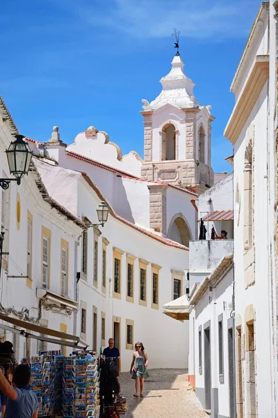 R Henrique Correia Da Silver Santo Antonio kilise çan kulesi eski şehir, Lagos, Portekiz doğru sokak boyunca görüntülemek.