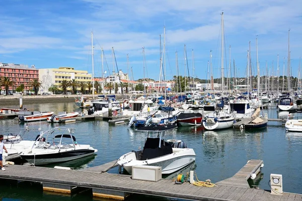 Båtar och yachter förtöjd i marina de Lagos med människor som njuter inställningen, Lagos, Portugal. — Stockfoto