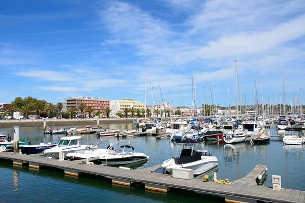 Båtar och yachter förtöjd i marina de Lagos med människor som njuter inställningen, Lagos, Portugal. — Stockfoto