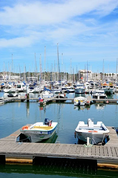 Vista de barcos y yates amarrados en el puerto deportivo de Lagos, Lagos, Portugal . — Foto de Stock