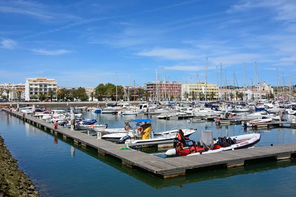 View of boats and yachts moored in the marina de Lagos, Lagos, Portugal. — Stock Photo, Image