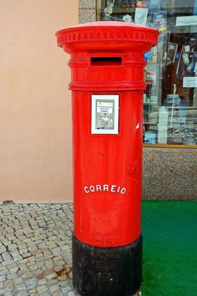 Rød sylindrisk postkasse i sentrum, Lagos, Portugal . – stockfoto