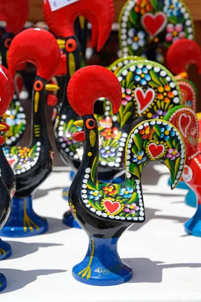 Malowane ozdoby koguta, które są nieoficjalnym symbolem Portugalii. — Zdjęcie stockowe