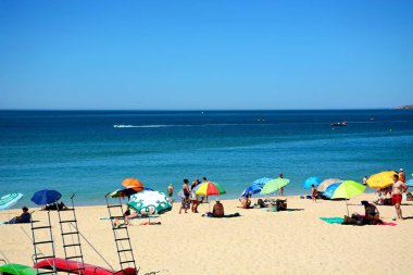 Turist sayısı okyanus, Praia da Rocha, Portimao, Portekiz üzerinden ile sahilde rahatlatıcı.