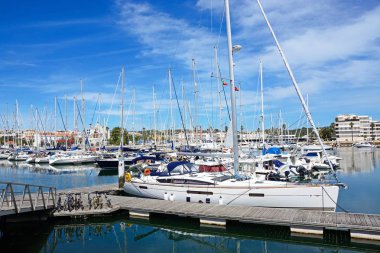 Ön planda, Lagos, Portekiz duba üzerinde bisiklet ile Marinada demirlemiş yatlar.