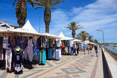 Ayarı, Lagos, Portekiz zevk turistlerle Avenida dos Descobrimentos Pazar tezgahları.