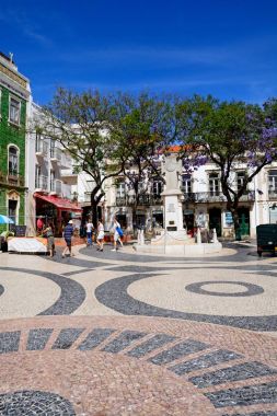 Dükkanlar ve işyerleri, Praça Luis de Camoes ile Birinci Dünya Savaşı Anıtı'nın merkezinde, Lagos, Portekiz.
