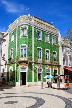Geleneksel Portekiz binada Praça Luis de Camoes, Lagos, Portekiz.