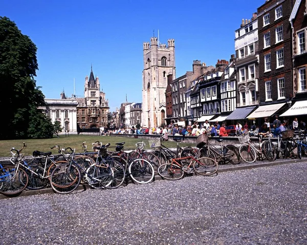 Bicicletas fora Kings College com a igreja de St Mary the Great e lojas ao longo Kings Parade, Cambridge, Reino Unido . — Fotografia de Stock