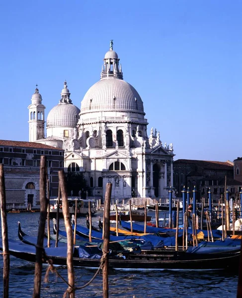 Гондолы на Гранд-канале с церковью Санта-Мария-делла-Салют в задней части, Венеция, Италия . — стоковое фото