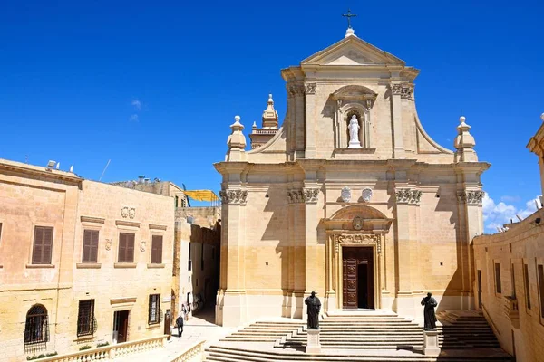 Kalenin içinde belgili tanımlık sol el yan Victoria, Malta bina Adalet Divanı ile katedral yükseltilmiş görünümü. — Stok fotoğraf