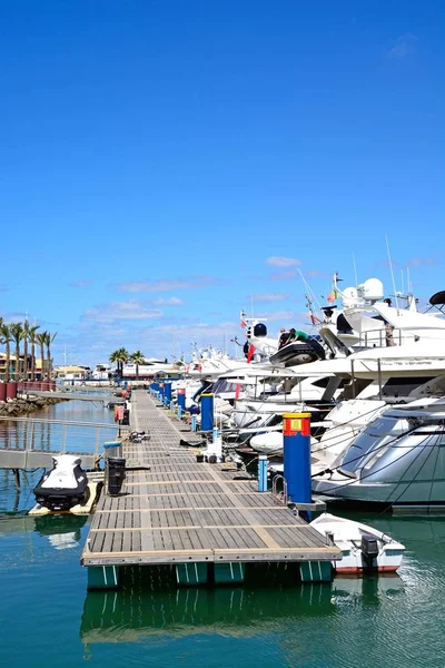 Luxusní lodě zakotvené proti pontonu v přístavu Vilamoura, Aportugal. — Stock fotografie