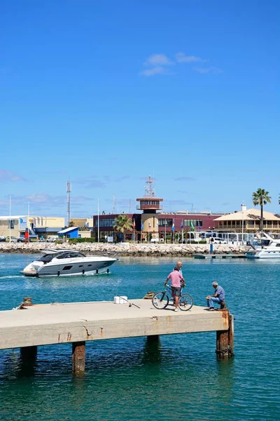 Barco de lujo en el puerto deportivo con lugareños al final de un pequeño embarcadero, Vilamoura, Portugal . —  Fotos de Stock