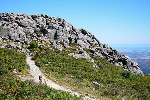 Monchique dağlar ve kırsal, FOIA, Monchique, Portekiz büyük kayalar ile giden dağ yolu. — Stok fotoğraf