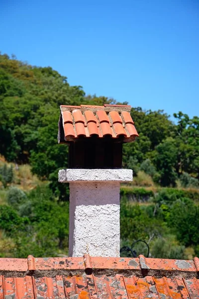 Chaminé tradicional portuguesa nas montanhas de Monchique, Monchique, Portugal . — Fotografia de Stock