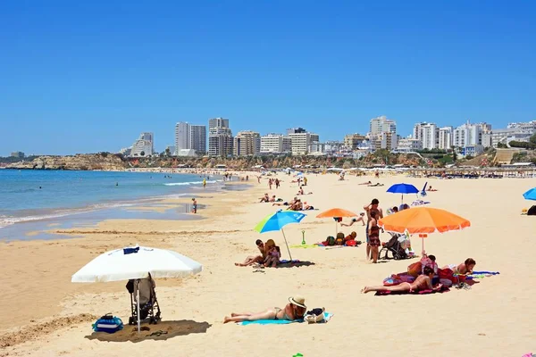 Zobrazit podél pláže s apartmány a hotely pro turisty těší nastavení, Portimao, Portugalsko i zadní. — Stock fotografie