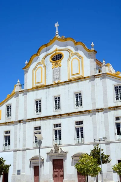 Kościół w kolegium w miejsce Republiki, Portimão, Portugalia. — Zdjęcie stockowe