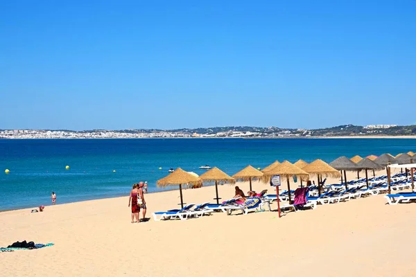 Turystów, relaks na plaży z widokiem na Ocean w kierunku wybrzeża, Praia da Rocha, Portimão, Portugalia. — Zdjęcie stockowe