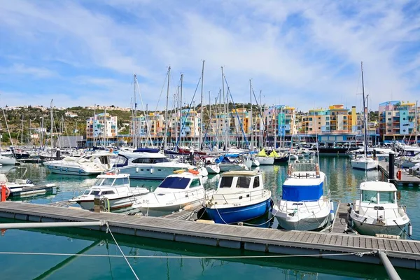 Yachts moored in the marina with apartments and waterfront businesses to the rear, Albufeira, Portugal. — Stock Photo, Image