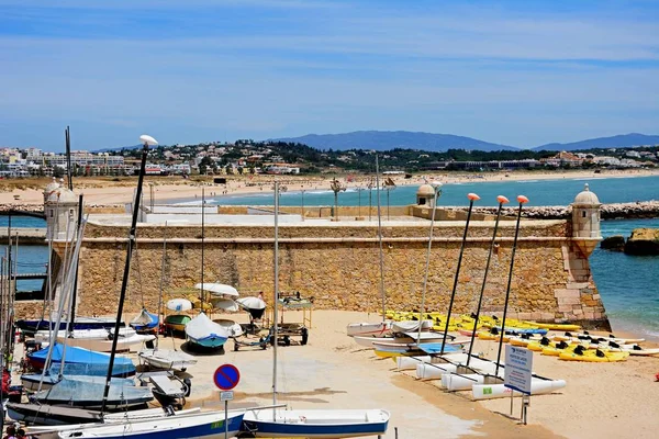 Υπερυψωμένη θέα της Ponta da Bandeira Fort με βάρκες στο προσκήνιο και θέα προς την παραλία, Λάγκος, Πορτογαλία. — Φωτογραφία Αρχείου