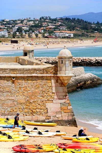 Förhöjda utsikt över Ponta da Bandeira fortet med båtar i förgrunden och utsikt mot stranden, Lagos, Portugal. — Stockfoto