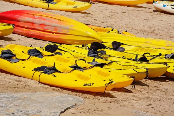 Kayaks amarillos y anaranjados en la playa, Lagos, Portugal . — Foto de Stock