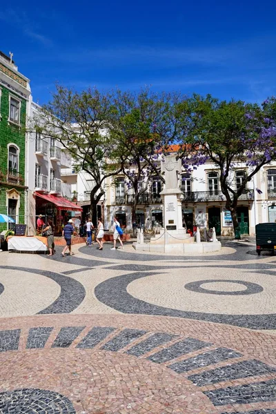 Shops and businesses in the Praca Luis de Camoes with the First World War memorial in the centre, Lagos, Portugal. — Stock Photo, Image