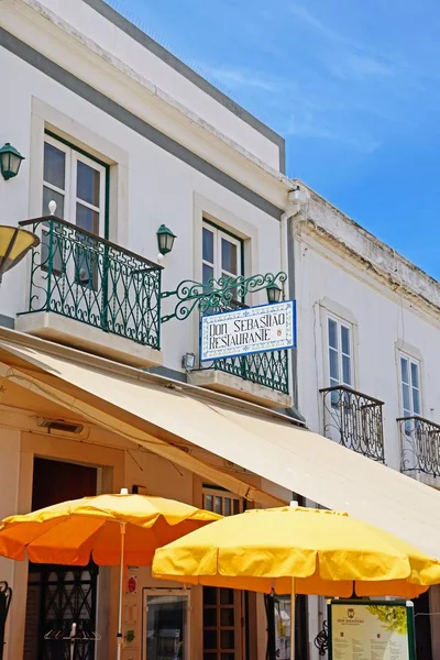 Restaurante Don Sebastiao en la calle R 25 de Abril en el casco antiguo de Lagos, Portugal . — Foto de Stock