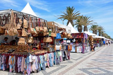 Ayarı, Lagos, Algarve, Portekiz zevk turistlerle Avenida dos Descobrimentos Pazar tezgahları.