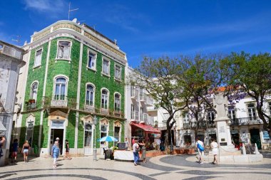 Dükkanlar ve işyerleri Praça Luis de Camoes yılında Birinci Dünya Savaşı Anıtı Merkezi, Lagos, Algarve, Portekiz ile.
