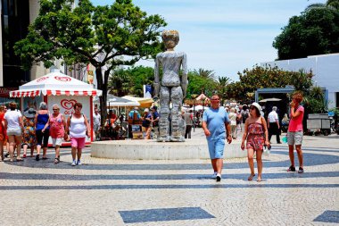 Lagos, Portekiz - 9 Haziran 2017 - Dom Sebastiao heykel Praça Gil Eanes ayarı, zevk turist Lagos, Algarve, Portekiz, Avrupa, 9 Haziran 2017.