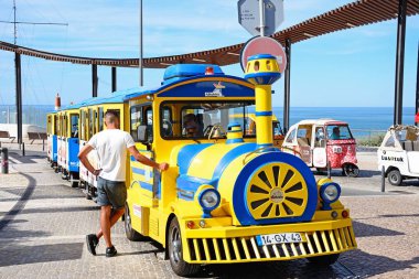 Turist arazi treni Miradouro do Pau da Bandeira, Albufeira, Portekiz Park.