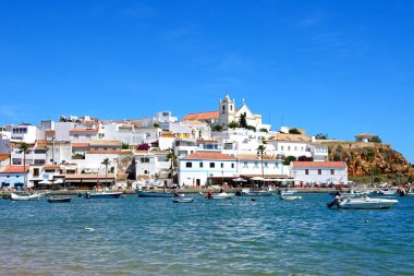 Tekneler ile beyaz şehir görünümünü ön plan, Ferragudo, Algarve, Portekiz demirleyen.