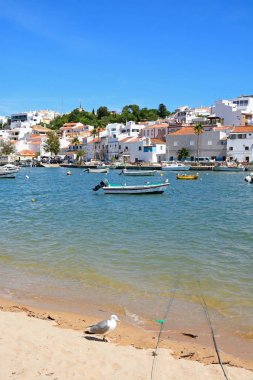 Tekneler ile beyaz şehir görünümünü nehirde Arade, Ferragudo, Algarve, Portekiz demirleyen.
