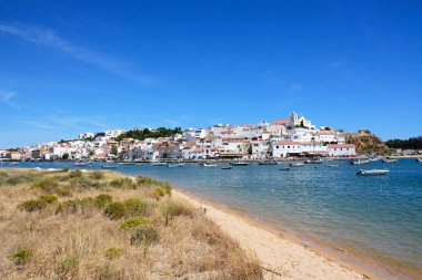 Tekneler ile beyaz şehir görünümünü ön plan, Ferragudo, Algarve, Portekiz demirleyen.