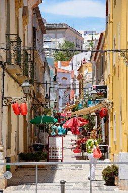 R Comendador Marinho Silves, Portekiz eski şehir boyunca restoranlar geçmiş yürüyen turist.