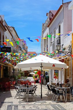 Eski bir şehir renkli festival kirazkuşları, Silves, Portekiz sokak boyunca restoranlar.