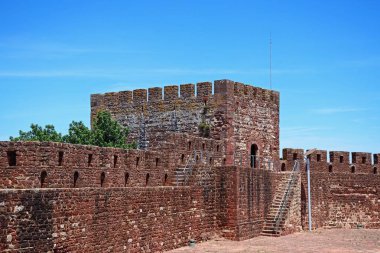Ortaçağ Kalesi siperlerden parçası ve kulelerinin Silves, Portekiz.