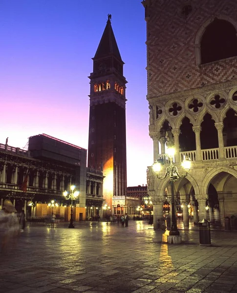 Vista do Campanile de San Marco na Praça de São Marcos ao entardecer, Veneza, Itália . — Fotografia de Stock