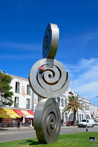 Modern art coiled disk sculpture along Avenida dos Descobrimentos, Lagos, Algarve, Portugal. — стокове фото