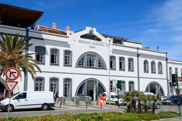 Vista del Mercado Municipal por la Avenida dos Descobrimentos, Lagos, Algarve, Portugal . —  Fotos de Stock