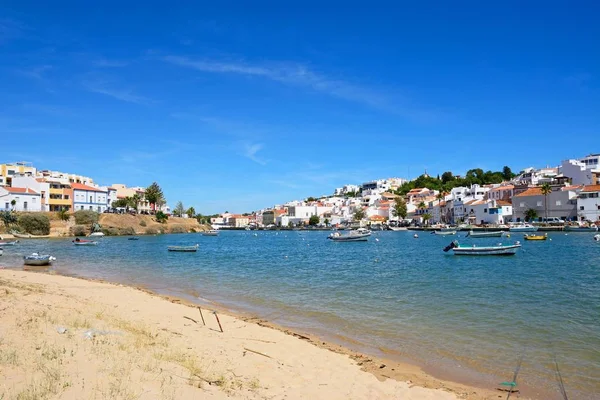 Tekneler ile beyaz şehir görünümünü nehirde Arade, Ferragudo, Algarve, Portekiz demirleyen.