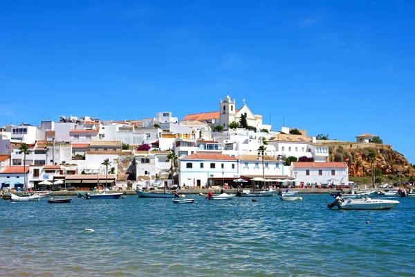 View of the white town with boats moored in the foreground, Ferragudo, Algarve, Portugal. — Stock Photo, Image