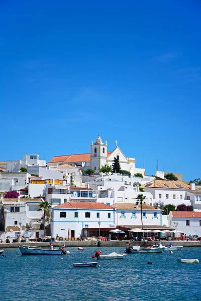Ferragudo Portugal Junho 2017 Vista Cidade Branca Com Barcos Ancorados — Fotografia de Stock