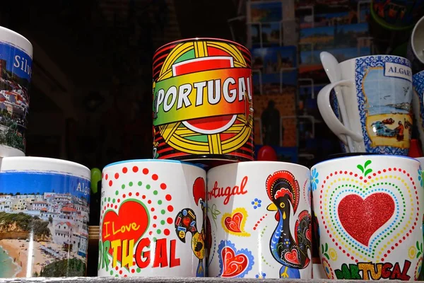 Kolorowe kubki ceramiczne na sprzedaż, Silves, Portugalia. — Zdjęcie stockowe