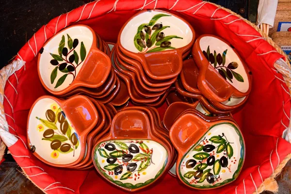 Coloridos platos de olivo de porcelana en venta, Silves, Portugal . — Foto de Stock